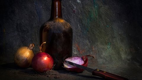 Обои лук, темный фон, бутылка, нож, натюрморт, bow, the dark background, bottle, knife, still life разрешение 2023x1331 Загрузить