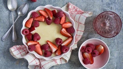 Обои малина, клубника, ягоды, стакан, пирог, anna verdina, ложки, raspberry, strawberry, berries, glass, pie, spoon разрешение 2000x1331 Загрузить