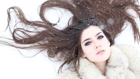 Обои снег, зима, снежинки, брюнетка, волосы, шуба, snow, winter, snowflakes, brunette, hair, coat разрешение 2048x1365 Загрузить