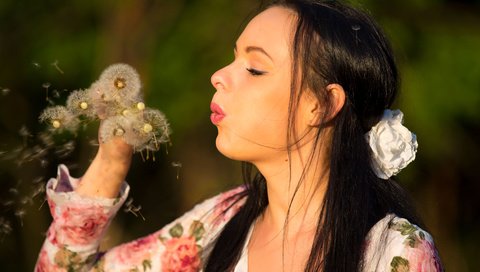 Обои цветы, брюнетка, модель, лицо, кети, одуванчик, flowers, brunette, model, face, katie, dandelion разрешение 5416x3480 Загрузить