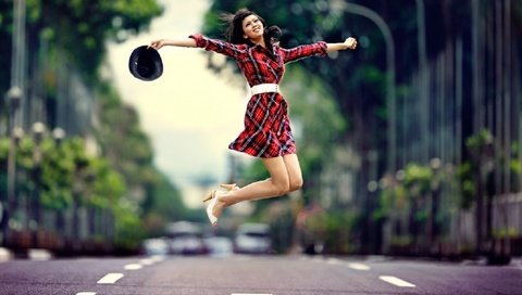 Обои дорога, девушка, взгляд, прыжок, волосы, лицо, свобода, road, girl, look, jump, hair, face, freedom разрешение 1920x1080 Загрузить