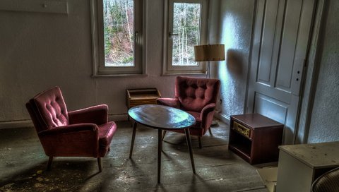 Обои стол, комната, кресло, окно, пыль, заброшенное, table, room, chair, window, dust, abandoned разрешение 1935x1281 Загрузить