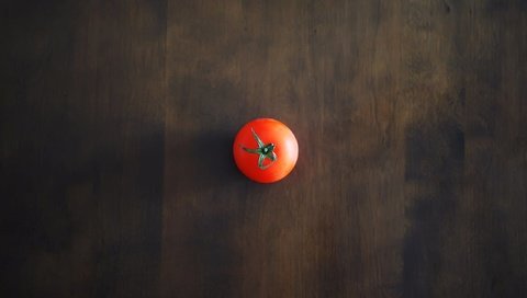 Обои фон, стол, красный, минимализм, тень, овощи, помидор, томат, background, table, red, minimalism, shadow, vegetables, tomato разрешение 2560x1600 Загрузить