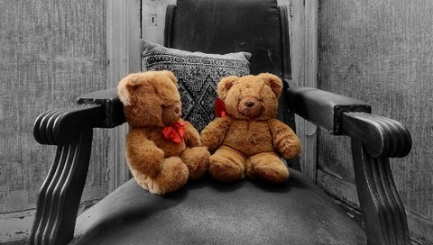 Обои мишки, кресло, игрушки, bears, chair, toys разрешение 2046x1345 Загрузить