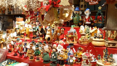Обои новый год, коробки, снежинки, встреча нового года, рождественская, подарки, пряники, игрушки, игрушками, праздник, щелкунчики, снеговики, подсвечники, карусели, лавка, санта клаус, new year, box, snowflakes, christmas, gifts, gingerbread, toys, holiday, nutcrackers, candlesticks, snowmen, the carousel, shop, santa claus разрешение 3264x2448 Загрузить
