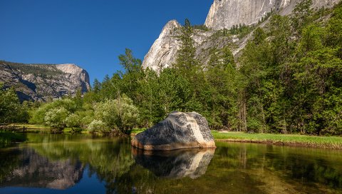 Обои небо, камни, трава, лес, деревья, пейзаж, вода, озеро, горы, скалы, природа, the sky, stones, grass, forest, trees, landscape, water, lake, mountains, rocks, nature разрешение 1920x1200 Загрузить