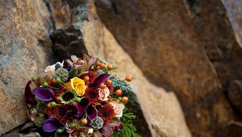 Обои цветы, камни, розы, букет, каллы, орхидеи, flowers, stones, roses, bouquet, calla lilies, orchids разрешение 1920x1200 Загрузить