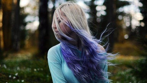 Обои цветы, лес, девушка, волосы,  цветы, волос, фиолетовый-светлые волосы, flowers, forest, girl, hair, purple-blonde hair разрешение 2000x1325 Загрузить