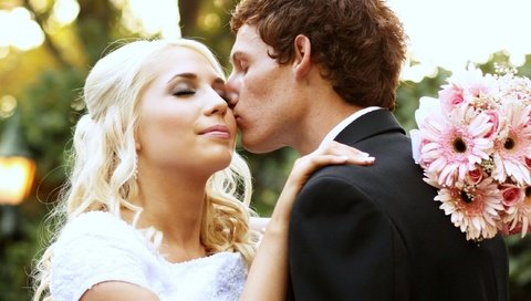 Обои девушка, блондинка, парень, любовь, букет, жених, поцелуй, невеста, girl, blonde, guy, love, bouquet, the groom, kiss, the bride разрешение 2581x1695 Загрузить