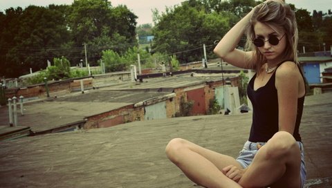 Обои девушка, майка, фон, поза, очки, модель, грудь, ножки, волосы, girl, mike, background, pose, glasses, model, chest, legs, hair разрешение 1920x1080 Загрузить