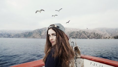 Обои озеро, девушка, лодка, птицы, чайки, бейсболка, lake, girl, boat, birds, seagulls, baseball cap разрешение 2048x1323 Загрузить