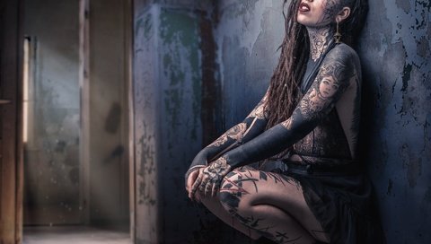 Обои девушка, модель, тату, длинные волосы, thomas kilian, girl, model, tattoo, long hair разрешение 2048x1919 Загрузить