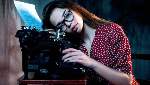Обои девушка, платье, взгляд, очки, волосы, лицо, губки, пишущая машинка, girl, dress, look, glasses, hair, face, sponge, typewriter разрешение 1920x1280 Загрузить