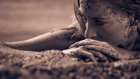 Обои глаза, девушка, песок, пляж, взгляд, сепия, волосы, лицо, eyes, girl, sand, beach, look, sepia, hair, face разрешение 3000x1500 Загрузить