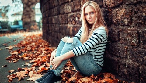 Обои листья, сидя, девушка, блондинка, осень, стена, модель, джинсы, фотосессия, leaves, sitting, girl, blonde, autumn, wall, model, jeans, photoshoot разрешение 2560x1668 Загрузить