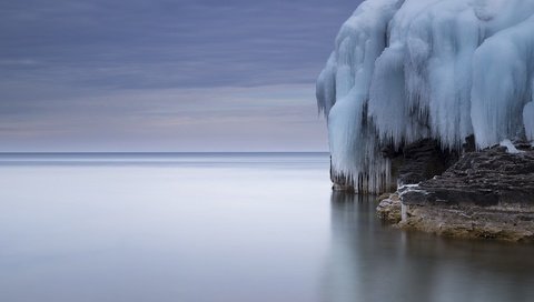 Обои небо, море, скала, горизонт, лёд, сосульки, ледник, глыба, the sky, sea, rock, horizon, ice, icicles, glacier, lump разрешение 2300x1533 Загрузить