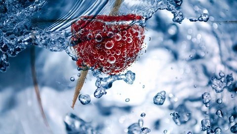 Обои вода, малина, капли, ягода, пузыри, в воде, water, raspberry, drops, berry, bubbles, in the water разрешение 2880x1800 Загрузить