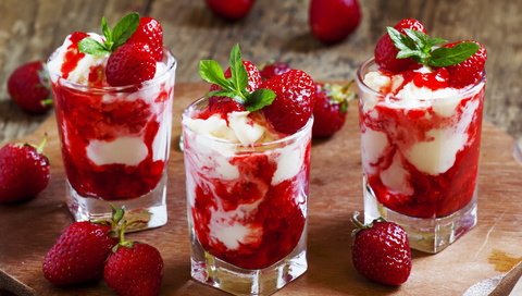 Обои еда, клубника, ягоды, стаканы, сливки, десерт, трайфл, food, strawberry, berries, glasses, cream, dessert разрешение 2048x1331 Загрузить