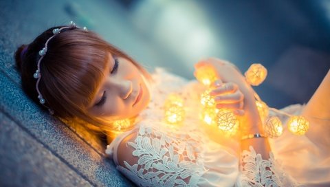 Обои девушка, платье, азиатка, гирлянда, фонарики, боке, girl, dress, asian, garland, lanterns, bokeh разрешение 2048x1365 Загрузить