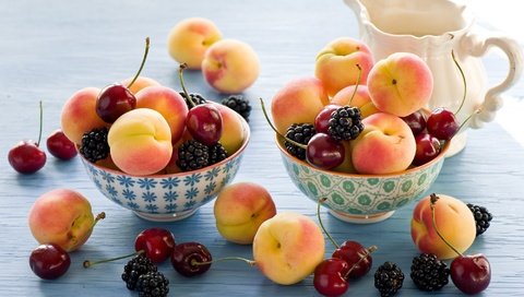 Обои фрукты, ягоды, вишня, посуда, ежевика, абрикосы, fruit, berries, cherry, dishes, blackberry, apricots разрешение 2000x1331 Загрузить