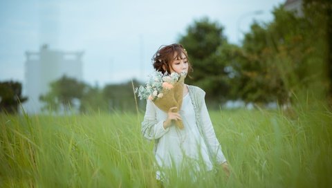 Обои цветы, трава, девушка, волосы, букет, губы, лицо, азиатка, flowers, grass, girl, hair, bouquet, lips, face, asian разрешение 2048x1244 Загрузить