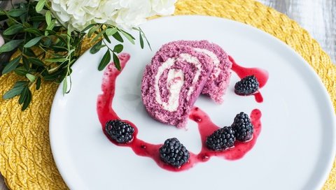 Обои цветы, ягоды, десерт, бисквит, пирожное, рулет, сироп, крем, flowers, berries, dessert, biscuit, cake, roll, syrup, cream разрешение 3500x2295 Загрузить