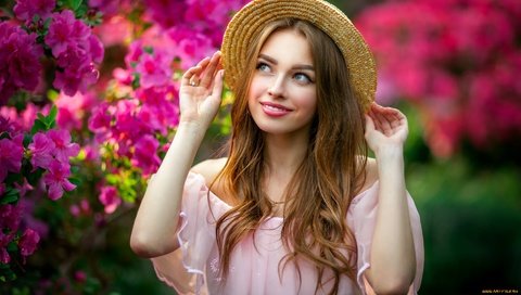 Обои цветы, девушка, улыбка, шляпа, 1, шатенка, flowers, girl, smile, hat, brown hair разрешение 1920x1080 Загрузить