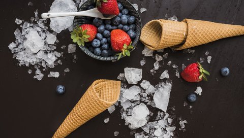 Обои клубника, лёд, черный фон, ягоды, черника, десерт, вафельный рожок, strawberry, ice, black background, berries, blueberries, dessert, waffle cone разрешение 5348x3571 Загрузить