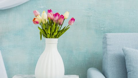 Обои стол, букет, тюльпаны, ваза, table, bouquet, tulips, vase разрешение 6538x4388 Загрузить