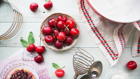 Обои черешня, ягоды, вишня, посуда, сахар, светлый фон, миска, венчик, cherry, berries, dishes, sugar, light background, bowl, whisk разрешение 5550x3692 Загрузить