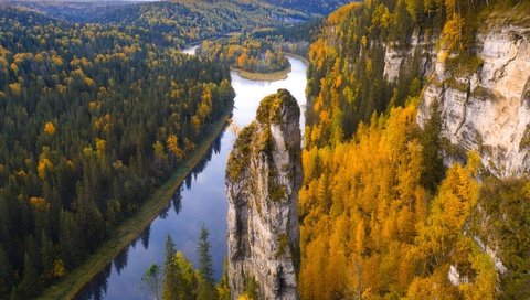 Обои деревья, река, скалы, лес, осень, россия, trees, river, rocks, forest, autumn, russia разрешение 2000x1164 Загрузить