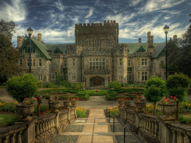 Обои цветы, облака, деревья, замок, канада, hatley castle, flowers, clouds, trees, castle, canada разрешение 2560x1600 Загрузить