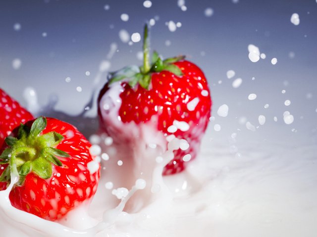 Обои макро, клубника, брызги, ягоды, сливки, macro, strawberry, squirt, berries, cream разрешение 1920x1080 Загрузить