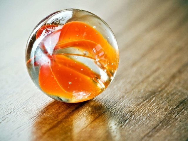 Обои свет, макро, цвет, стол, шарик, стеклянный, light, macro, color, table, ball, glass разрешение 1920x1200 Загрузить