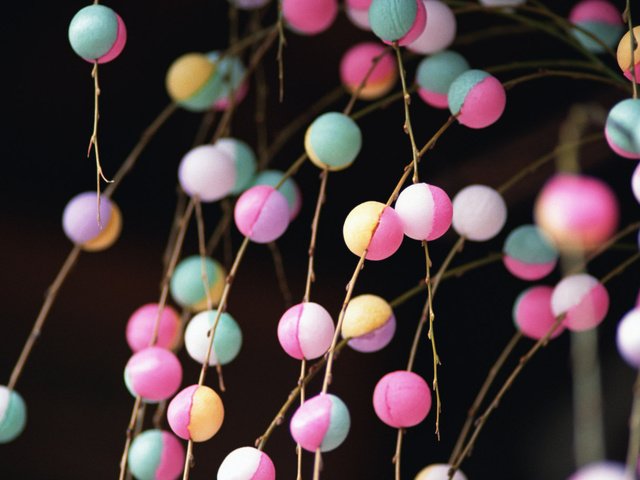 Обои ветки, разноцветные, шарики, черный фон, нитки, branches, colorful, balls, black background, thread разрешение 1920x1200 Загрузить