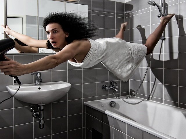 Обои полет с помощью фена, flying with a hair dryer разрешение 2560x1440 Загрузить