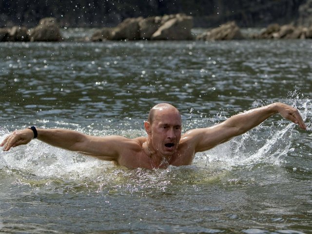 Обои вода, россия, руки, путин, президент, владимир, мимика, water, russia, hands, putin, president, vladimir, facial expressions разрешение 2560x1440 Загрузить