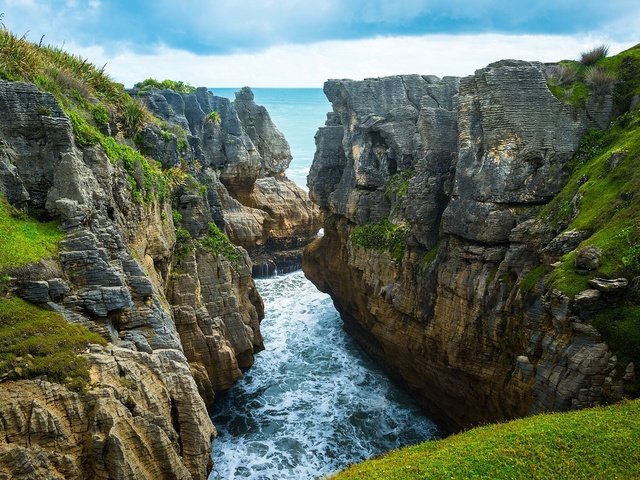 Обои трава, скалы, природа, пейзаж, море, ущелье, новая зеландия, заставка моря у подножья скал, grass, rocks, nature, landscape, sea, gorge, new zealand, screensaver sea at the foot of the cliffs разрешение 1920x1200 Загрузить