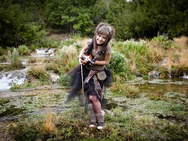 Обои лес, ручей, линдси стирлинг, forest, stream, lindsey stirling разрешение 2048x1366 Загрузить