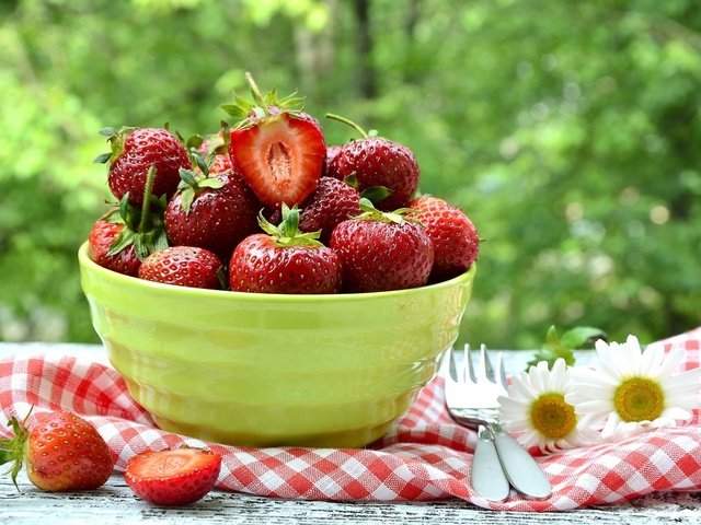 Обои клубника, ромашки, ягоды, миска, strawberry, chamomile, berries, bowl разрешение 1920x1200 Загрузить