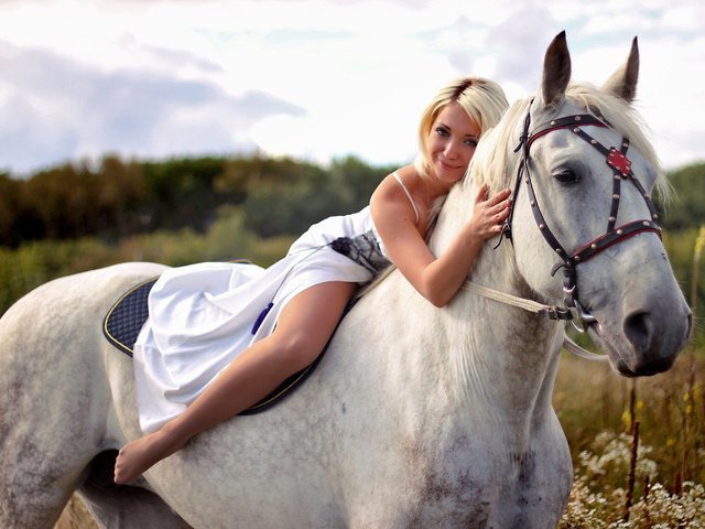 Обои лошадь, девушка, платье, блондинка, horse, girl, dress, blonde разрешение 2560x1707 Загрузить