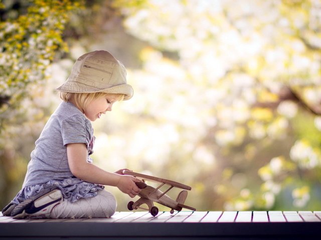 Обои природа, самолет, платье, девочка, игрушка, ребенок, панамка, nature, the plane, dress, girl, toy, child, panama разрешение 1920x1200 Загрузить