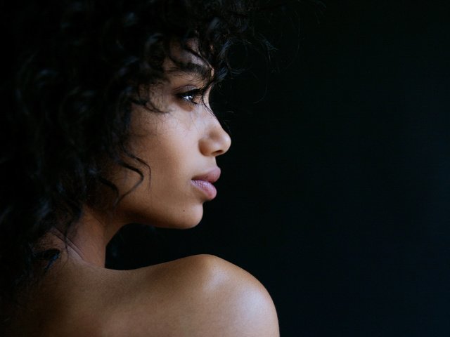 Обои девушка, профиль, кудри, губы, лицо, темнокожая, valyn dobson, girl, profile, curls, lips, face, black разрешение 2048x1365 Загрузить