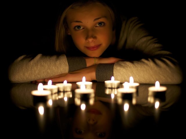 Обои свет, девушка, отражение, свеча, light, girl, reflection, candle разрешение 2560x1600 Загрузить