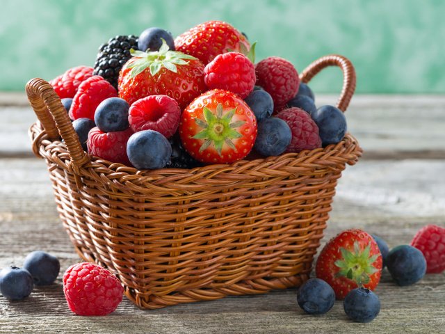 Обои малина, клубника, корзина, ягоды, голубика, raspberry, strawberry, basket, berries, blueberries разрешение 2048x1367 Загрузить