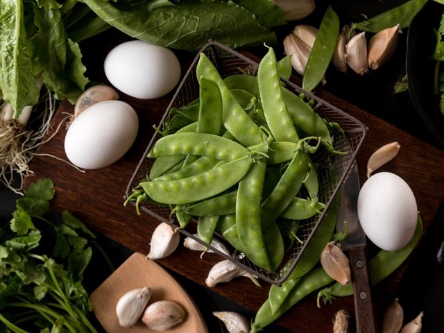 Обои зелёный, яйца, горох, салат, чеснок, петрушка, green, eggs, peas, salad, garlic, parsley разрешение 2048x1365 Загрузить