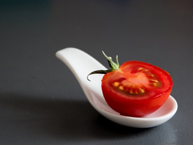 Обои макро, овощи, помидор, ложка, половинка, macro, vegetables, tomato, spoon, half разрешение 2048x1366 Загрузить