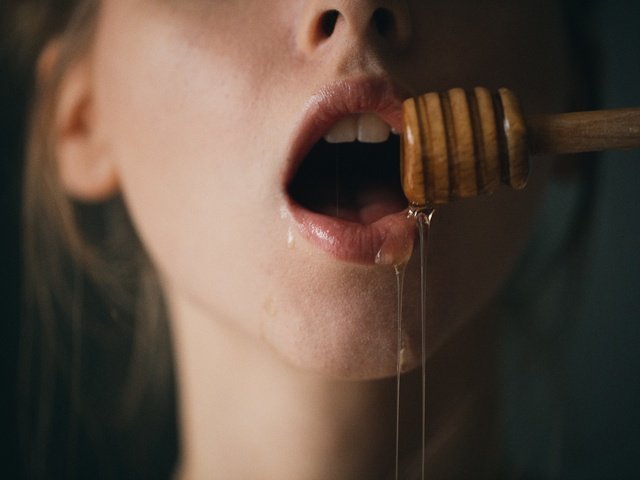 Обои девушка, еда, губы, лицо, мед, girl, food, lips, face, honey разрешение 2048x1365 Загрузить