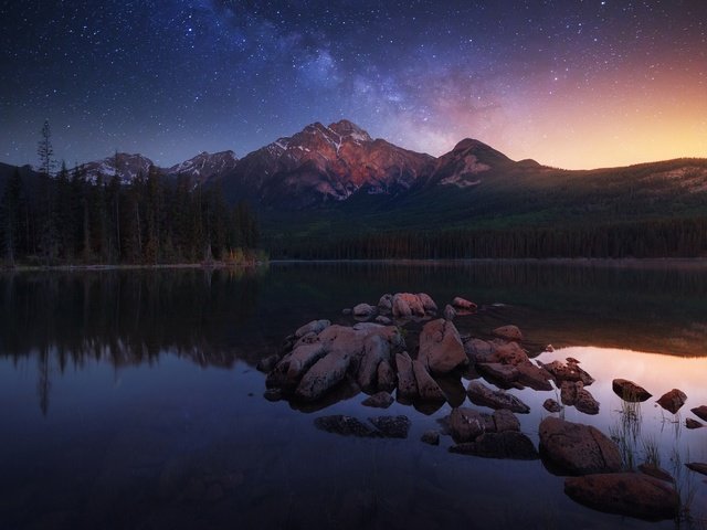 Обои свет, озеро, горы, лес, звезды, канада, рано утром, light, lake, mountains, forest, stars, canada, early in the morning разрешение 2500x1669 Загрузить