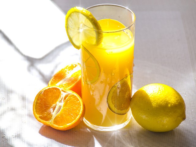 Обои photo mix, свет, фрукты, лимон, мандарин, цитрусы, сок, солнечный свет, лимонад, light, fruit, lemon, mandarin, citrus, juice, sunlight, lemonade разрешение 4608x3072 Загрузить